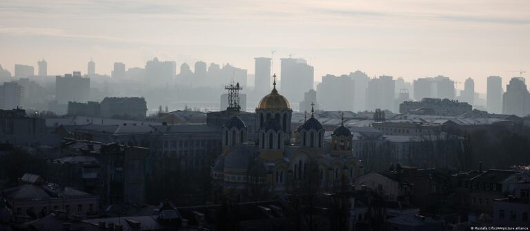 Ukraine-Updates: Kiew sagt, es habe mutmaßliche Spionageballons abgeschossen