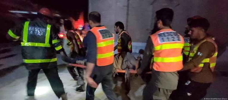 Pakistan: Mehrere Explosionen töten mindestens 12