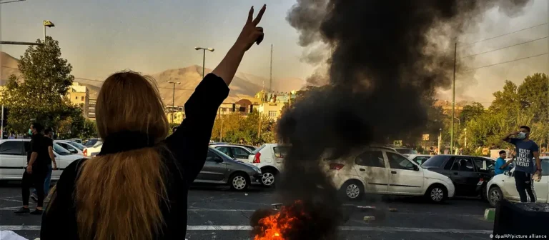 Berlin schwört zum Amini-Jubiläum Unterstützung für das iranische Volk