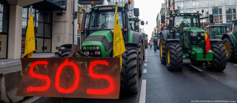 Zu Beginn des EU-Gipfels protestieren Landwirte nach Brüssel