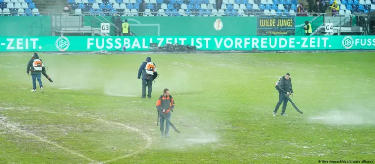 Das Viertelfinale des Deutschen Pokals regnete aufgrund des nassen Spielfelds