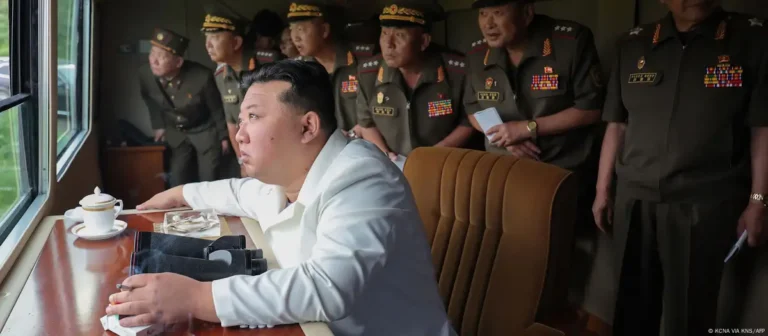 Nordkoreas Kim nimmt an Testabschuss eines neuen Raketenwerfers teil