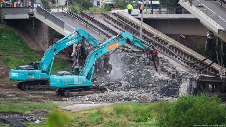 Dresden räumt eingestürzte Brücke trotz Hochwasserwarnung schnell ab